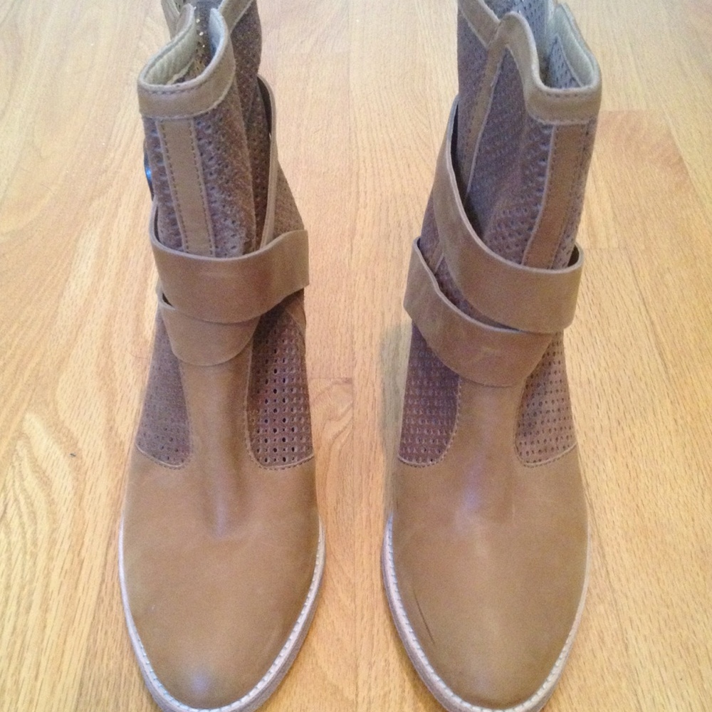NWOT Aquatalia by Marvin K "Fawn" Bootie